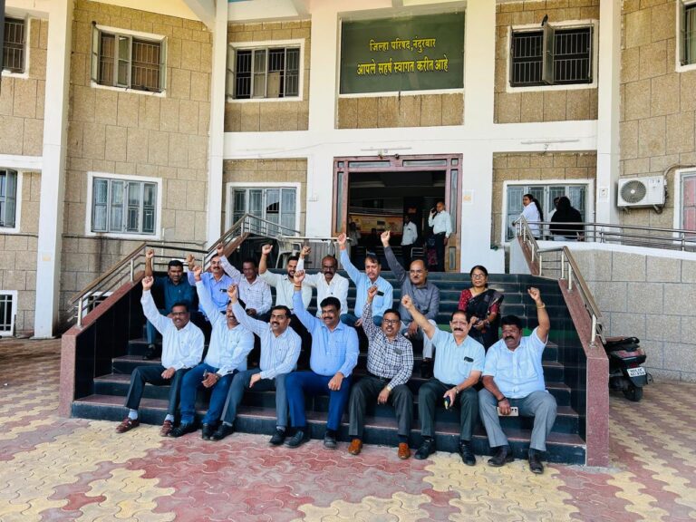 घरकुल व नरेगा कामांबाबत अधिकाऱ्यांचे आंदोलन ; नंदुरबारमध्ये प्रशासनाला निवेदन