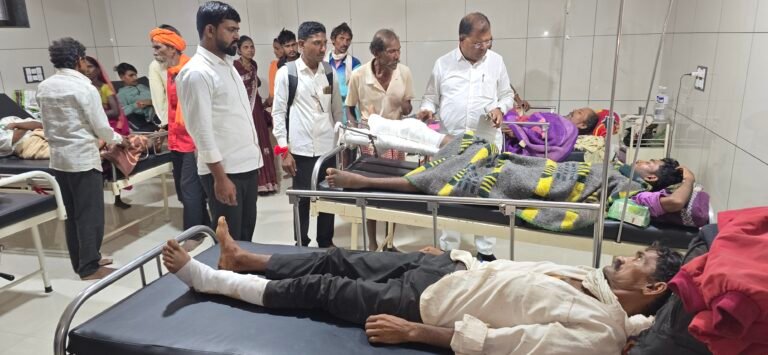 धडगावच्या भीषण अपघातातील जखमींच्या भेटीसाठी रतनदादा पाडवी रुग्णालयात; जखमींची विचारपूस करत दिला धीर